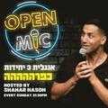 שחר חסון מנחה את המופע באנגלית - Open mic