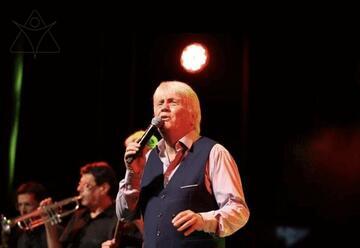 מחווה לאנגלברט המפרדינק וטום ג'ונס