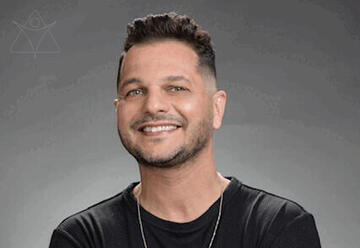 מיקי גבע במופע סטנד אפ