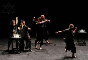 גוף שלישי הצגה מתארחת של תיאטרון אביסו