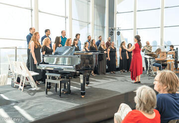 מקהלת שחר בניצוח גילה בריל - שירת המקהלות ברחובות