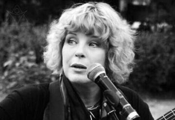 Нателла Болтянская -бард, поэт и исполнитель песен