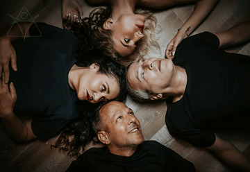 אנסמבל אספמיה מציג:  השתקפויות  דרמה קומית