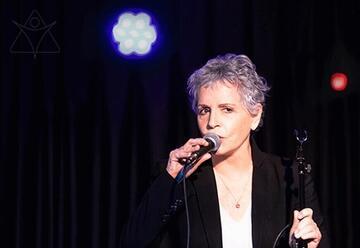 לאורה ריבלין - בעיר זרה