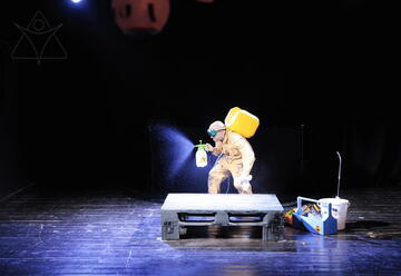 המדביר -  הצגת מרחב - תיאטרון חפצים שהופך לקרקס