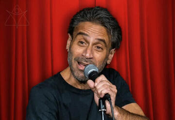 אדם שרון במופע סטנד אפ קומדי בר